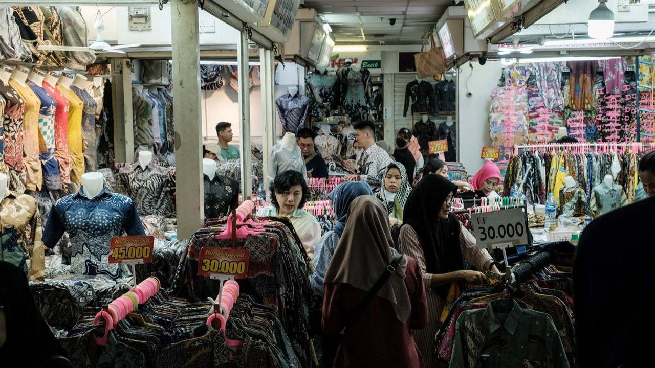 <b>"Pak sini pak, dagangan saya sudah sepi lama," teriak salah satu pedagang.</b><br>