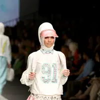 Foto Mahakarya Dian Pelangi di Jakarta Fashion Week 2016 (Andy Masela/bintang.com)