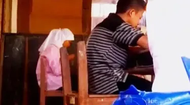 Kayu lapuk, dinding retak, plafon rusak hingga kaca yang pecah menjadi pemandangan di salah satu bangunan sekolah dI Kota Padang.