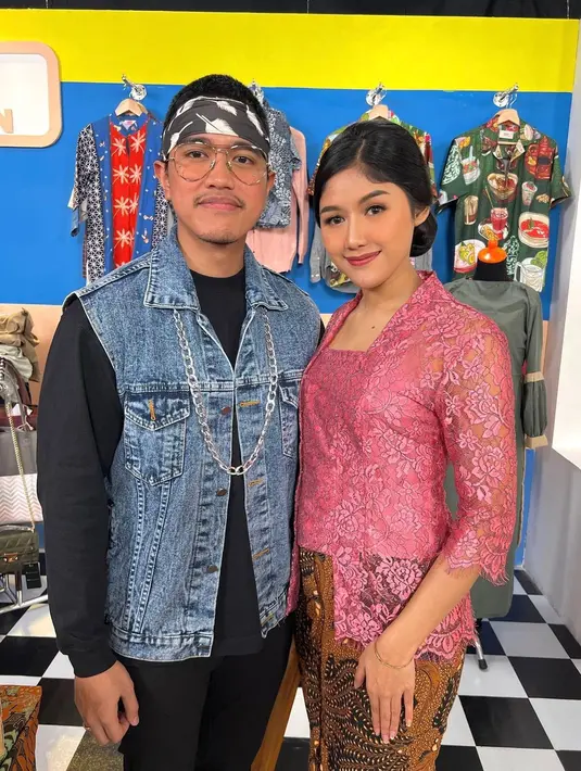 <p>Dalam potret terbaru yang diunggah Kaesang, memperlihatkan ayunya Erina dalam balutan kebaya. Kebaya ini sederhana bermotif floral dengan warna merah muda keunguan yang sangat cantik dikenakan Erina Gudono. Foto: Instagram.</p>