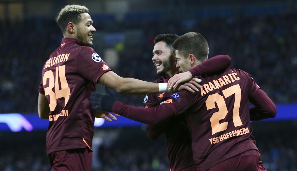 Striker Hoffenheim, Andrej Kramaric, melakukan selebrasi usai membobol gawang Manchester City pada laga Liga Champions di Stadion Etihad, Rabu (12/12). Manchester City menang 2-1 atas Hoffenheim. (AP/Dave Thompson)
