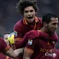 Dodo (tengah) melakukan selebrasi dengan rekan-rekannya di AS Roma (FILIPPO MONTEFORTE/AFP)