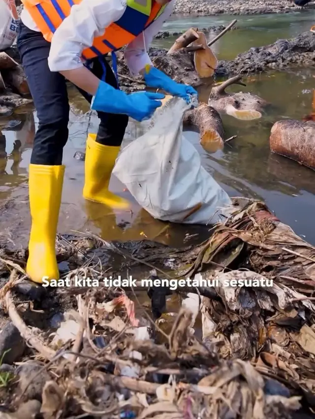 Peduli Lingkungan Ini 7 Potret Aksi Cinta Laura Bersihkan Sungai Ciliwung