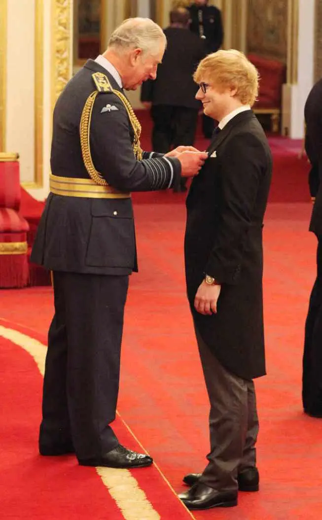 Ed Sheeran mendapat penghargaan dari Pangeran Charles di Buckingham Palace, Inggris. (eonline.com)