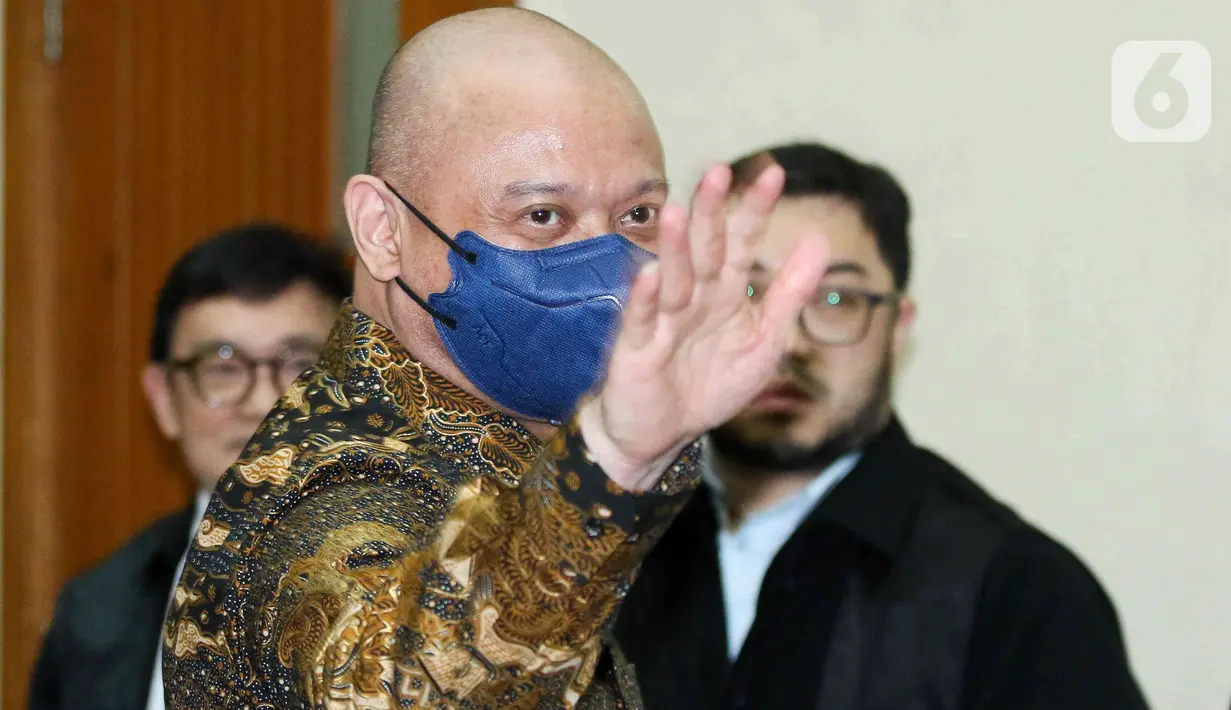 Terdakwa Mantan Kapolda Sumatera Barat Irjen Teddy Minahasa Putra seusai menjalani sidang perdana kasus narkoba di PN Jakarta Barat, Kamis (2/2/2023). Sebelumnya, pada Rabu (1/2/2023), enam anak buah Teddy Minahasa sudah lebih dulu menjalani sidang perdana dalam kasus yang sama di PN Jakarta Barat. (Liputan6.com/Herman Zakharia)