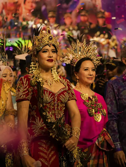 Pesona Srikandi semakin kuat dengan pulasan makeup bold hasil riasan Bubah Alfian. Dipadu dengan mahkota Srikandi dan roncean melati [@raisa6690]