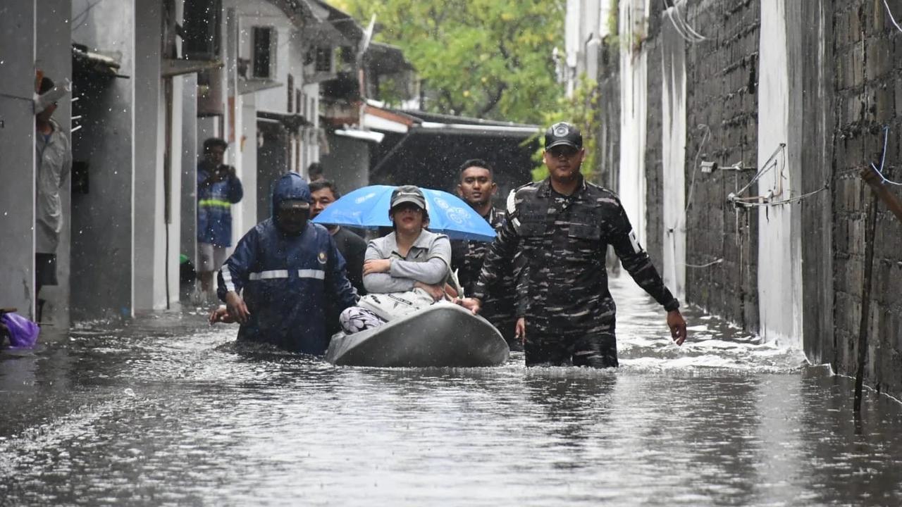 FOTO: TNI AL Bantu Evakuasi Warga Terdampak Banjir di Denpasar Selatan