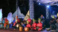 Kekayaan budaya nusantara, tersaji di Festival Tanjung Kelayang 2018. Kemasannya adalah Parade Pelangi Budaya, Minggu (18/11)