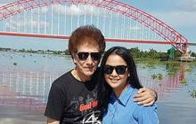 Pernikahan Sang Rocker Legendaris, Ahmad Albar, dengan Dewi Sri Astuti: Kisah Cinta yang Bertahan Meski Terpaut Usia