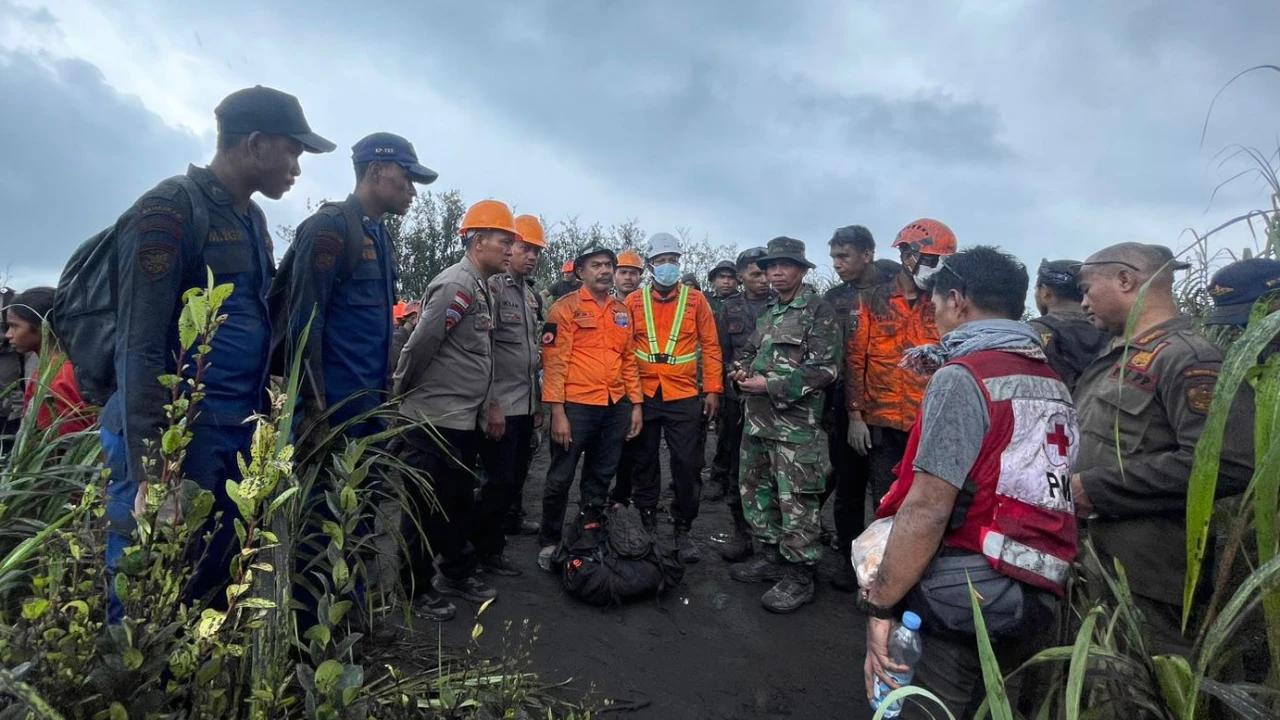 FOTO: Evakuasi Dua Pendaki Asing Korban Erupsi Gunung Dukono