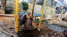 Pekerja menyelesaikan proyek peninggian jembatan Kali Mampang di kawasan Jalan Warung Buncit Raya, Jakarta, Kamis (5/6/14). (Liputan6.com/Faizal Fanani)