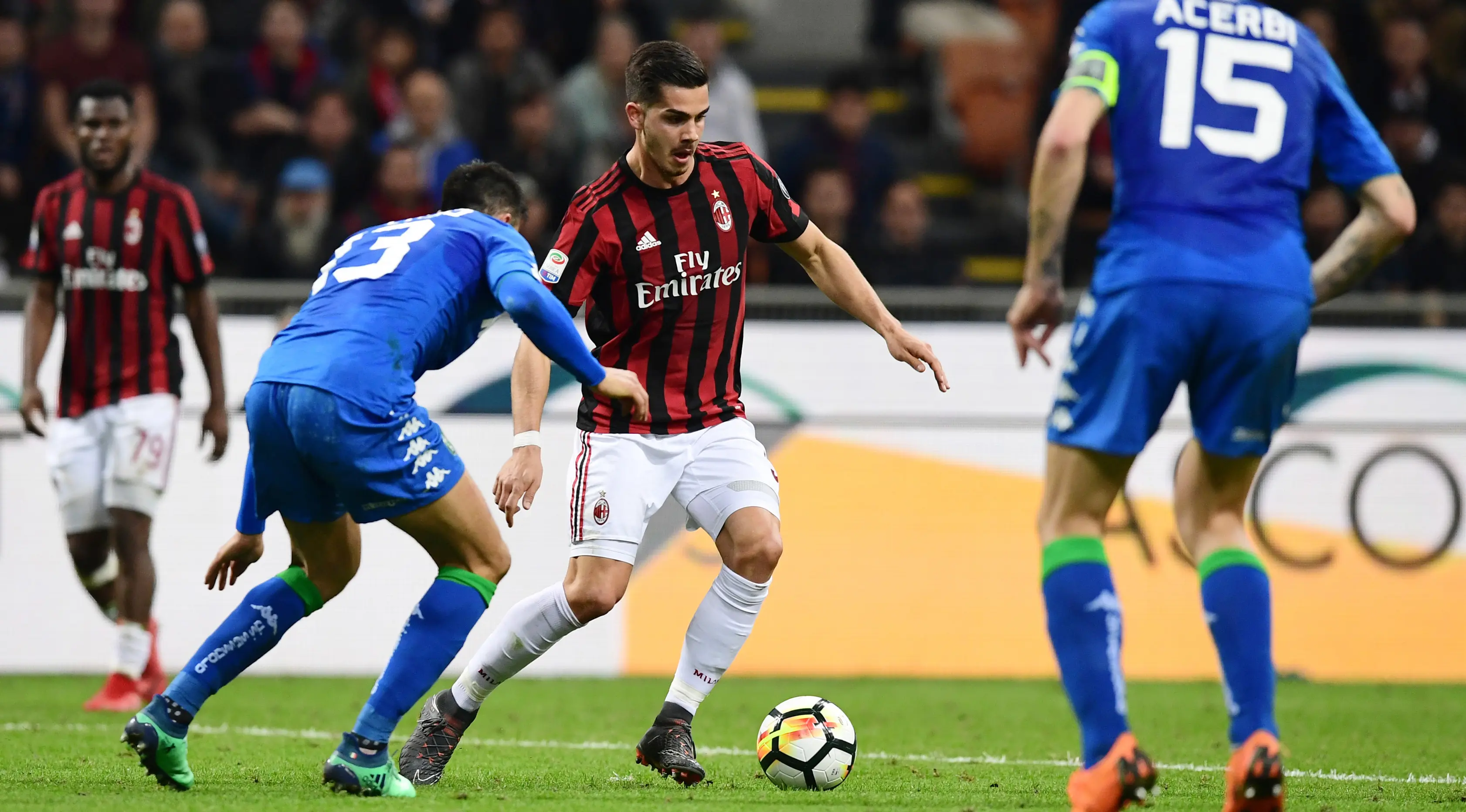 Pemain AC Milan, Andre Silva berebut bola dengan pemain Sassuolo, Federico Peluso pada laga pekan ke-31 Serie A di San Siro, Minggu (8/4) (AFP PHOTO/MIGUEL MEDINA)