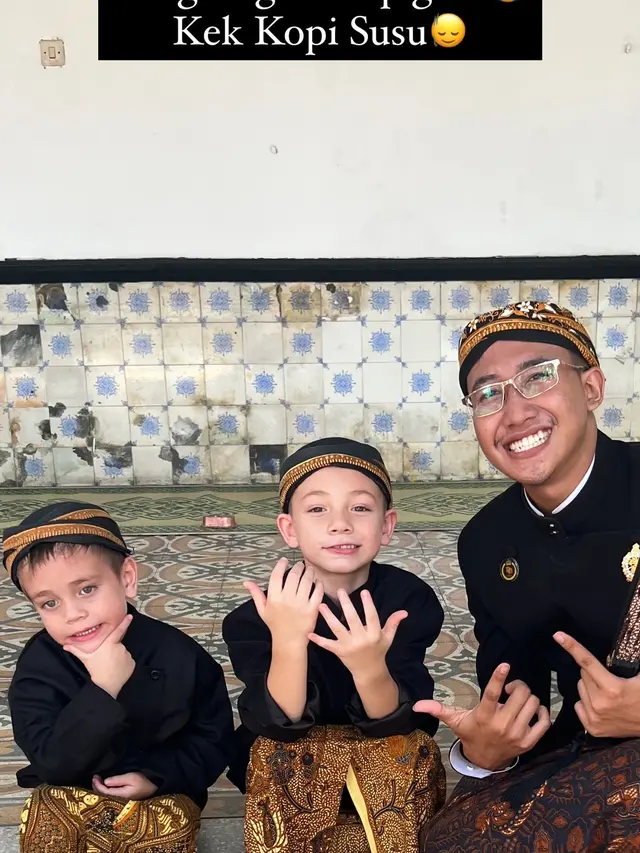 Dua Anak Celine Evangelista Kenakan Beskap Jawa.