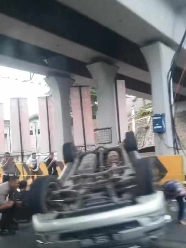 Mobil Terguling di jalan Tol Jakarta - Cikampek (Japek) arah Bandung, tepatnya di KM 57, pada Selasa (9/4/2024).