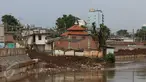 Bangunan Mushala Assa'adah berada di bantaran Sungai Ciliwung, Bukit Duri, Jakarta, Kamis (2/2). Mushala Assa'adah menjadi pusat perhatian karena hanya bangunan ini yang masih berdiri kokoh di bantaran Sungai Ciliwung. (Liputan6.com/Immanuel Antonius)