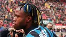 Taribo West - Mantan pemain Serie A ini merupakan pemain yang cukup nyentrik dalam urusan gaya rambut. West kerap mewarnai rambut gimbalnya dengan warna hijau khas Nigeria atau Biru Hitam khas Inter Milan. (AP/Carlo Fumagalli)