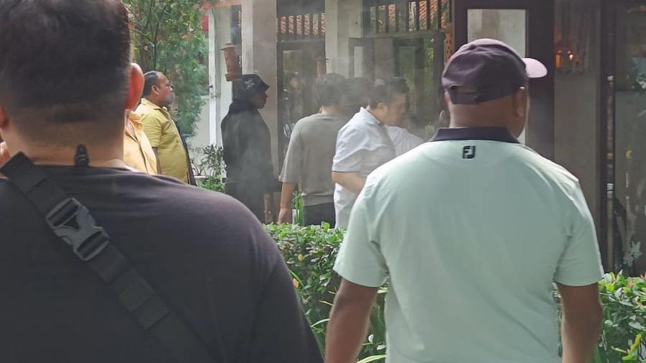Penyerangan tersebut dilakukan sekelompok orang tak dikenal yang mengatasnamakan Angkatan Muda Partai Golkar (AMPG).
