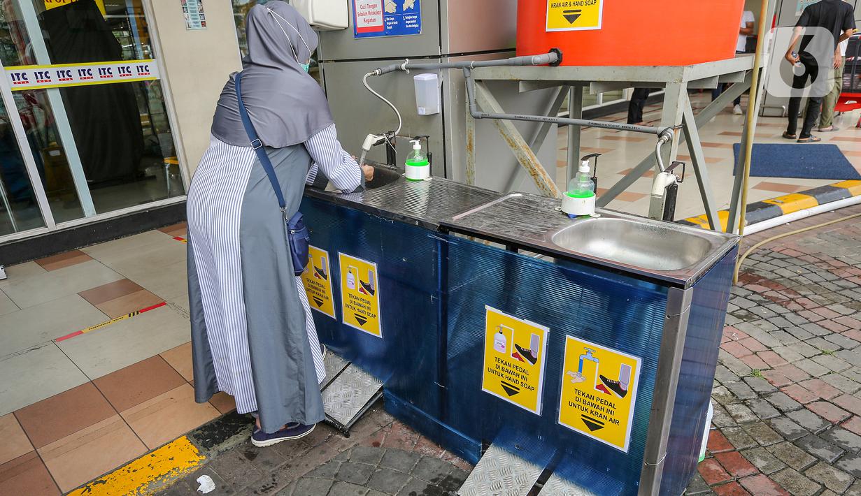 Pengunjung mencuci tangan dengan cara menginjak pedal sebelum masuk di pusat perbelanjaan ITC BSD Serpong, Tangerang Selatan, Selasa (16/6/2020). Menuju new normal, kawasan tersebut tetap menerapkan protokol kesehatan guna mencegah penyebaran Virus Covid-19. (Liputan6.com/Fery Pradolo)