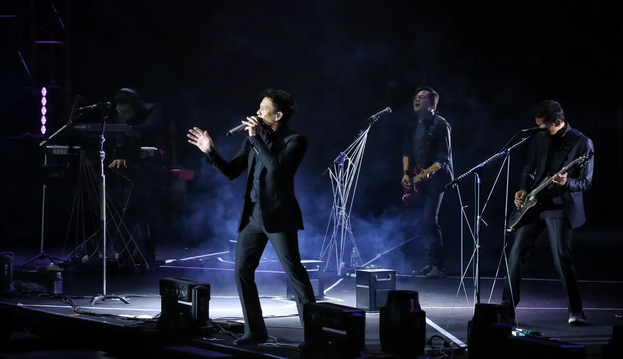 Di tengah-tengah lagu Mencari Cinta, sosok BCL hadir di layar LED panggung. Meskipun tidak berkolaborasi secara nyata, namun penampilan tersebut sukses membuat penonton larut dalam suasana haru. (Adrian Putra/Fimela.com)