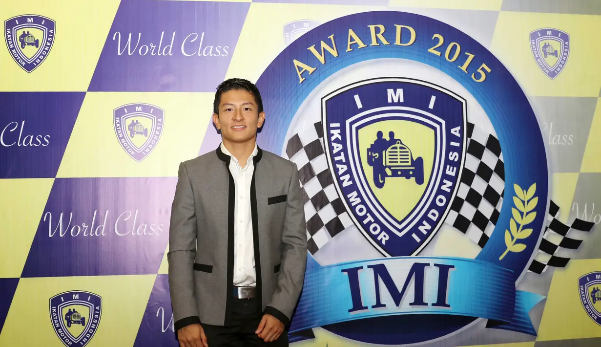 Rio Haryanto usai menerima penghargaan pada acara IMI Awards di Hotel Borobudur, Jakarta, Kamis (17/12/2015). (Bola.com/Nicklas Hanoatubun)