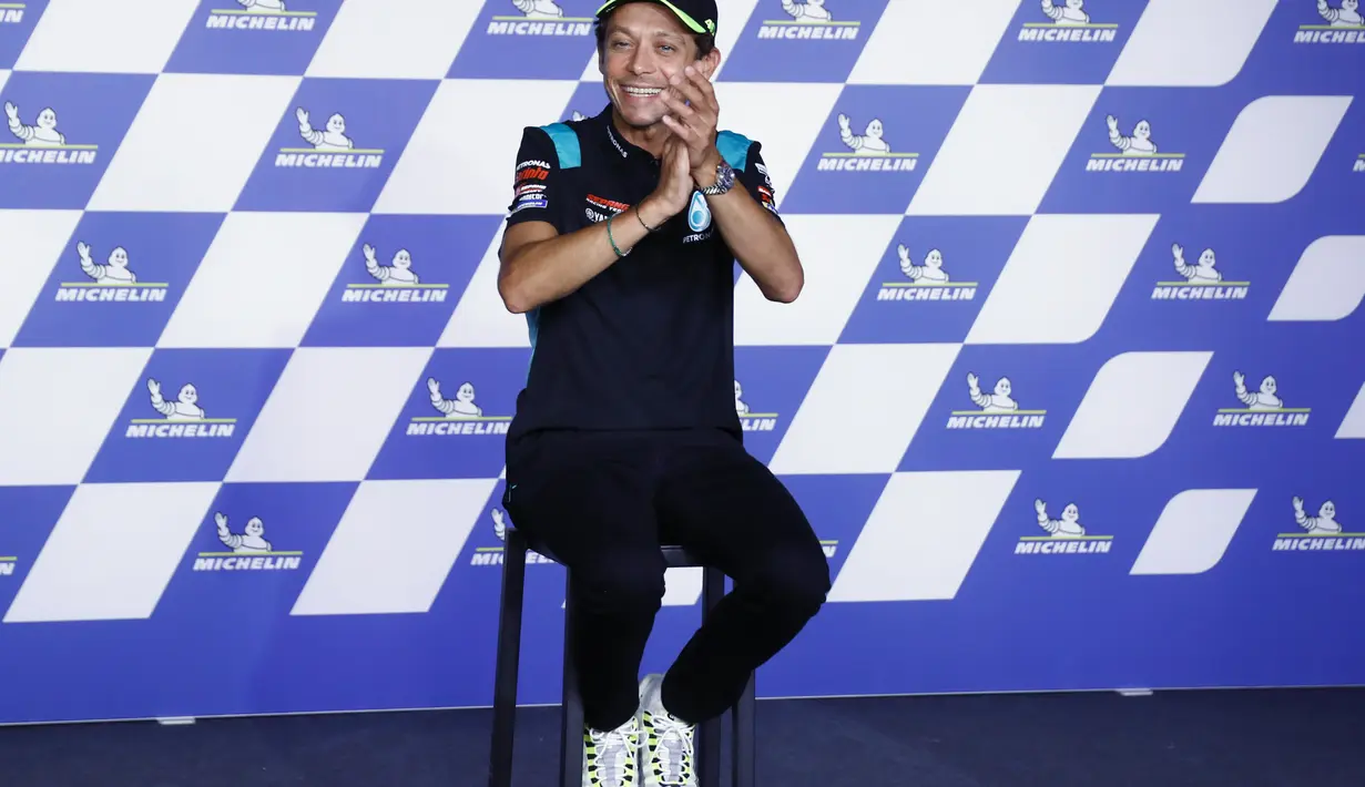 Pembalap Italia Valentino Rossi menghadiri konferensi pers jelang balapan motor MotoGP Grand Prix of Styria di Red Bull Ring di Spielberg, Austria, Kamis, 5 Agustus 2021. Tujuh gelar juara dunia telah disabet Valentino Rossi dalam 10 tahun awal di kelas premier. (AP Photo/Gerhard Schiel)