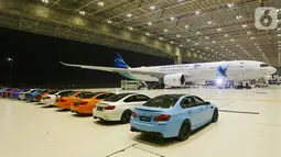 Deretan mobil BMW M2 menghiasi First Class Flying Experience dalam program penjualan inovatif dari THE NEW 7 dengan 120.000 poin GarudaMiles dan peluncuran Pesawat Garuda Indonesia Airbus 330-900 neo di Bandara Soetta Tangerang, (27/11/2019). (Liputan6.com/HO/Ismail)
