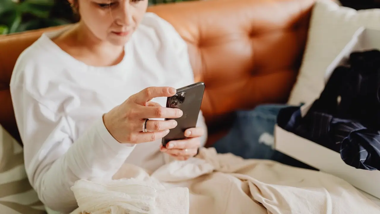 Ilustrasi wanita duduk sambil scrolling handphone