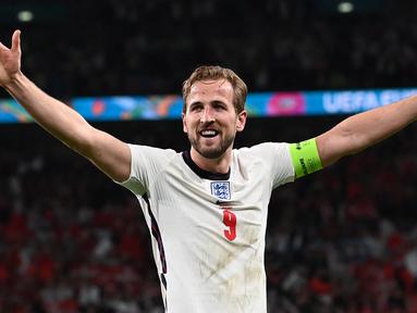 Harry Kane kembali menunjukkan ketajamannya kala Inggris menggasak Albania 5-0. Ia sukses mencetak hattrick sempurna (kaki kanan, kaki kiri, dan kepala) dalam laga tersebut. Hal ini menjadi tambahan catatan hattricknya bersama The Three Lions.(AFP/Paul Ellis)