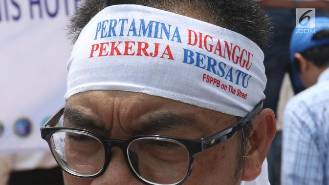 Serikat Pekerja Pertamina mengenakan ikat kepala dalam aksi damai di depan Istana, Jakarta, Selasa (19/2).  Dalam aksinya, mereka mengklaim bahwa harga avtur PT Pertamina (Persero) tidak berpengaruh pada mahalnya tiket pesawat. (Liputan6.com/Angga Yuniar)
