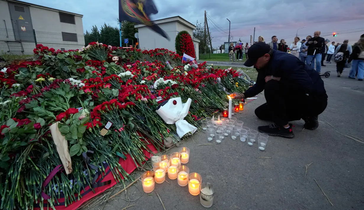 Presiden Rusia Vladimir Putin akhirnya angkat bicara mengenai kabar kematian Yevgeny Prigozhin. Bos kelompok tentara bayaran Wagner itu diyakini tewas dalam kecelakaan pesawat pada Rabu (23/8). (AP Photo/Dmitri Lovetsky)