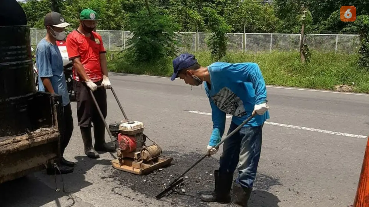 Proses pekerjaan tambal sulam jalan di Banyuwangi minimalisir angka kecelakaan. (Hermawan Arifianto/Liputan6.com)
