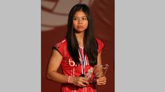 Penampilan cantik Greysia Polii di Istora Gelora Bung Karno, Jakarta, saat mengalungan medali pemenang Kejuaraan Dunia Bulutangkis 2015. (Bola.com/Arief Bagus)