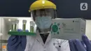Doktor Tjandrawati Mozef Peneliti Biokimia Farmasi LIPI yang juga penemu menunjukan detection kit "QIRANI 19 " atau alat deteksi alternatif virus corona di Laboratorium Kimia Lembaga Ilmu Pengetahuan Indonesia (LIPI) Puspiptek Serpong, Tangerang Selatan, Rabu (26/8/2020). (merdeka.com/Arie Basuki)
