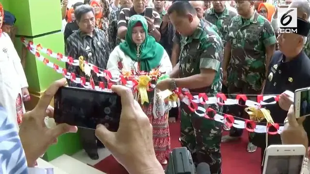 Setelah batal berangkat ke Amerika Serikat, Panglima TNI Gatot Nurmantyo meresmikan Masjid besar Darussalam di Sulawesi Selatan.