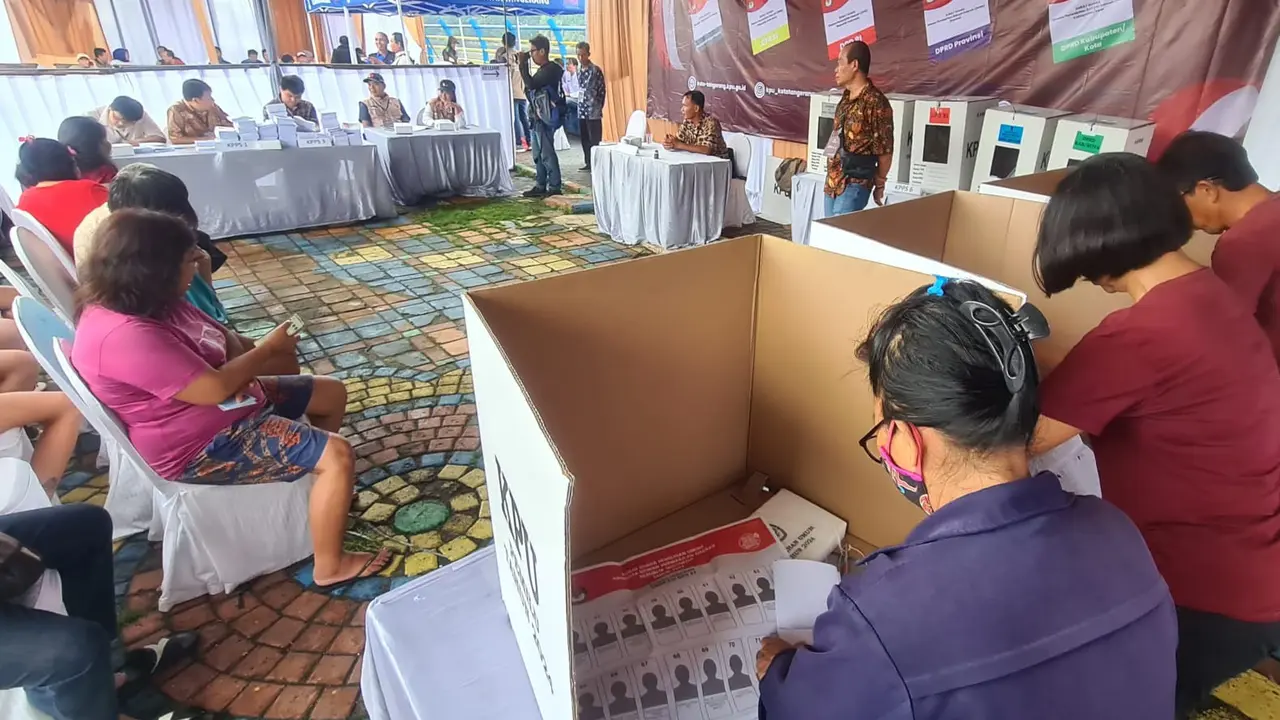 Sejumlah warga dan petugas TPS, lakukan simulasi pencoblosan Pemilu 2024 di Kota Tangerang.