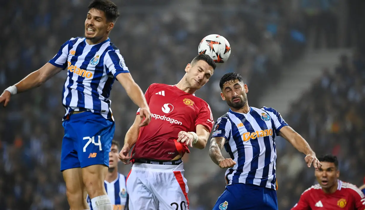 Skor imbang 3-3 membuat kedua tim—FC Porto dan Manchester United—belum mampu meraih kemenangan League Phase Liga Europa 2024/2025. Kedua tim masih tercecer di papan tengah klasemen. (MIGUEL RIOPA/AFP)