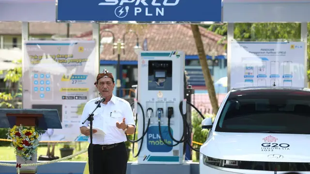 Menko Luhut meresmikan stasiun pengisian kendaraan listrik umum (SPKLU) PT PLN (Persero) di Candi Borobudur dan Candi Prambanan