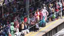 Sejumlah calon penumpang menunggu kedatangan KRL Commuter Line di Stasiun Tanah Abang, Jakarta, Sabtu (7/3/2020). Masuknya virus Corona atau Covid-19 di Indonesia belum mempengaruhi minat masyarakat untuk tetap bepergian menggunakan transportasi umum. (Liputan6.com/Angga Yuniar)