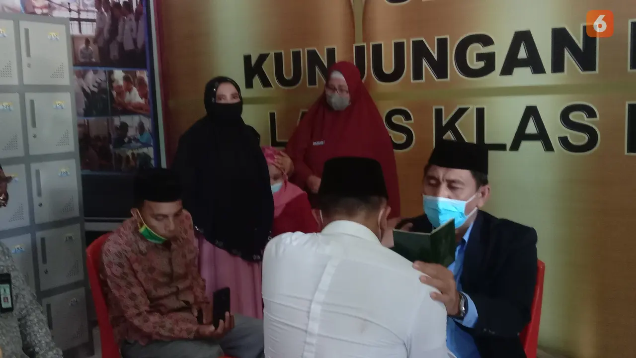 Warga binaan saat melakukan ijab kabul di Lapas Kelas IIA Gorontalo (Arfandi Ibrahim/Liputan6.com)