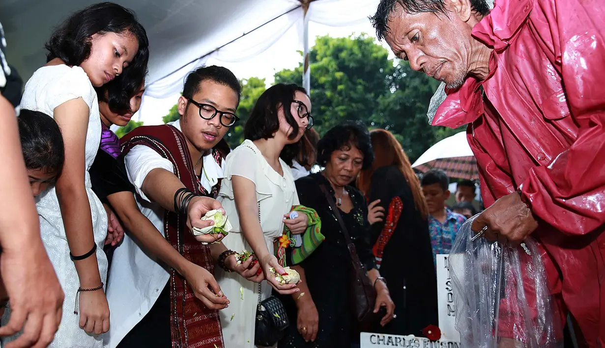 Meski hujan makin lebat, tidak menyurutkan para pelayat yang hadir untuk memberikan penghormatan terakhirnya pada penyanyi yang telah menciptakan banyak lagu hits tersebut. (Deki Prayoga/Bintang.com)