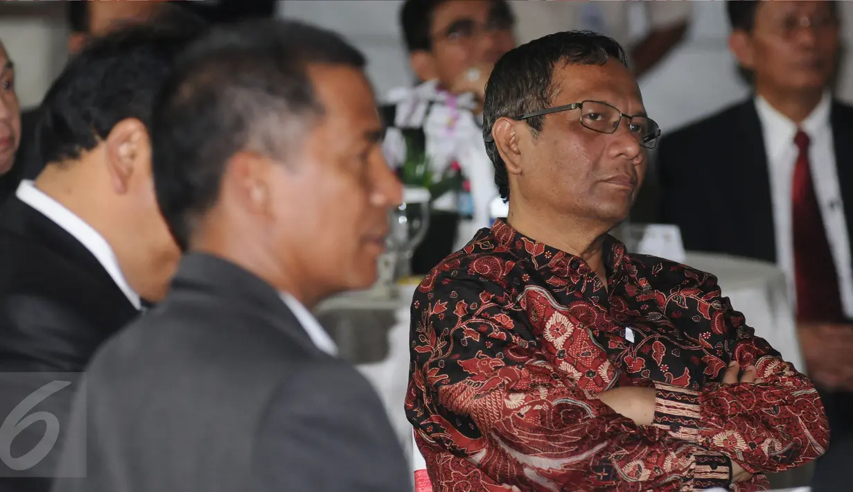 Mantan Ketua Mahkamah Konstitusi, Mahfud MD saat menghadiri penyambutan Saldi Isra di Jakarta, Selasa (11/4). Saldi Isra menjadi Hakim MK menggantikan Patrialis Akbar yang tersandung kasus dugaan penyuapan. (Liputan6.com/Helmi Fithriansyah)