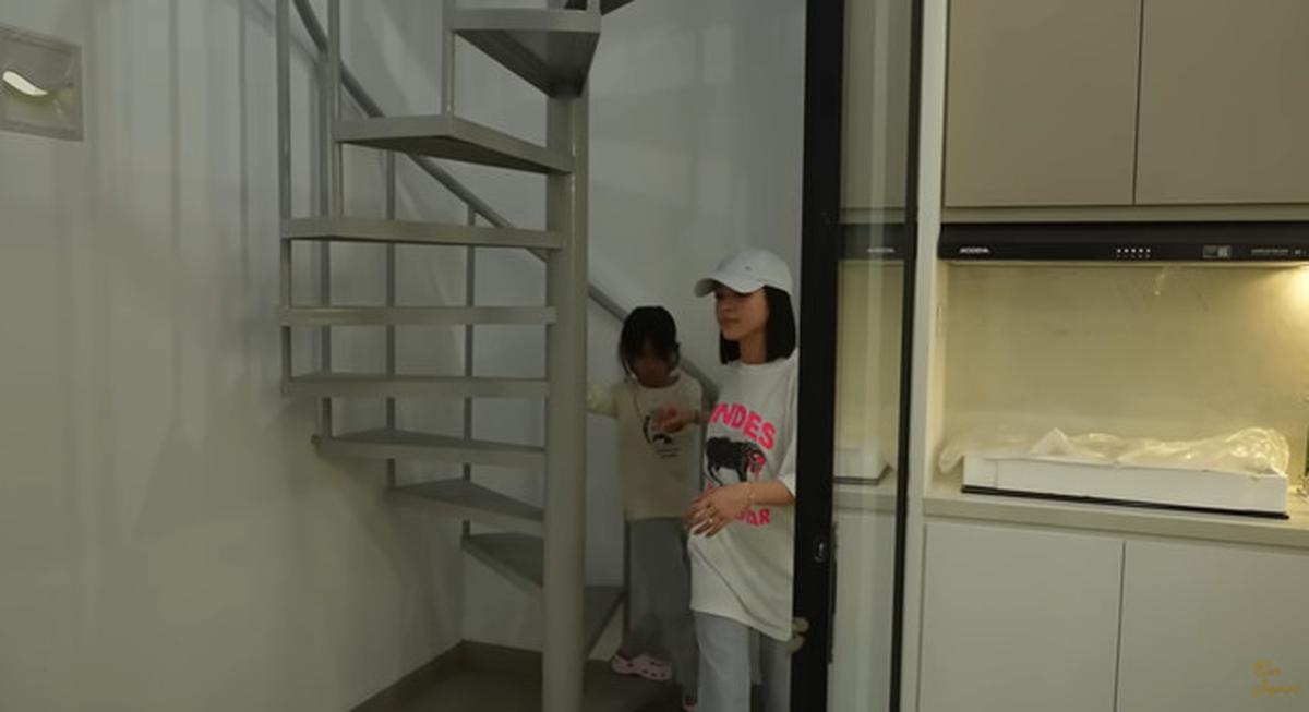 10 Potret Rumah Baru Elsa Japasal, Desain Minimalis dengan Tangga Spiral Unik
