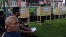 Warga Binaan Pemasyarakatan (WBP) antre untuk mencoblos saat melakukan simulasi pelaksanaan Pemilu 2024 di Lapas Kelas 1 Cipinang. (merdeka.com/Imam Buhori)