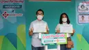 (ki-ka) Managing Director Good Doctor Technology Indonesia Danu Wicaksana dan President Director Watsons Indonesia Lilis Mulyawati menunjukan naskah perjanjian kerjasama di BSD, Tangerang Selatan (01/04/2022). Kolaborasi ini akan memudahkan konsumen untuk mendapatkan akses. (Liputan6.com)
