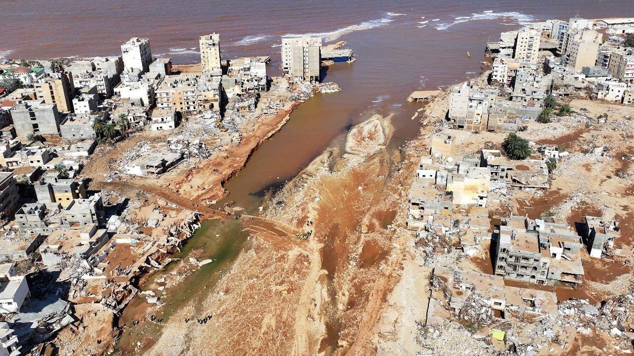 Dampak banjir bandang setelah hantaman Badai Daniel mengerikan telah meluluhlantakan Kota Derna di Libya. Derna menjadi kota yang paling parah terkena hantaman banjir bandang dari dua bendungan yang jebol tersebut.<br>