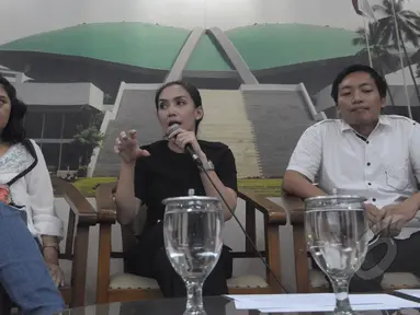 Rieke Diah Pitaloka (tengah), Anggota Komisi IX DPR yang pernah memerankan tokoh 'Oneng' melakukan konferensi pers terkait laporan maraknya pasien gangguan jiwa yang mengamuk, Jakarta, Rabu (11/3/2015).(Liputan6.com/Herman Zakharia)