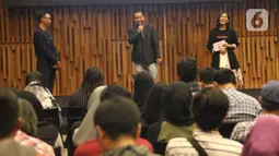 Direktur konten KLY, Wens Manggut (tengah) mengikuti kegiatan fun gathering pegiat cek fakta Jakarta, di SCTV Tower, Jakarta, Kamis (27/2). Kegiatan tersebut untuk silaturahmI sesama pegiat cek fakta Liputan6.com yang telah berkontribusi menangkis berita-berita hoax. (Liputan6.com/Angga Yuniar)