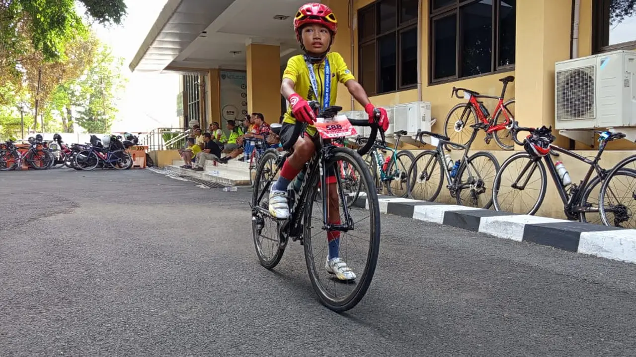 Ratusan kilometer rute yang melintasi Kabupaten Kudus, Pati, Blora dan Grobogan, berhasil dilibas oleh kayuhan pedal Aan hingga garis finish. (Liputan6.com/Arief Pramono)