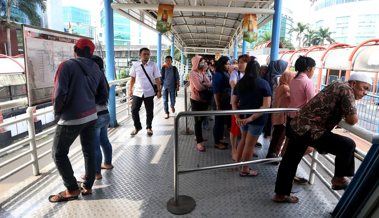 Calon penumpang menunggu bus Transjakarta di Halte Terminal Blok M, Jakarta, Senin (12/6). Unjuk Rasa yang di lakukan pegawai Transjakarta hari ini membuat pelayanan di sejumlah Halte Transjakarta terganggu. (Liputan6.com/Johan Tallo)