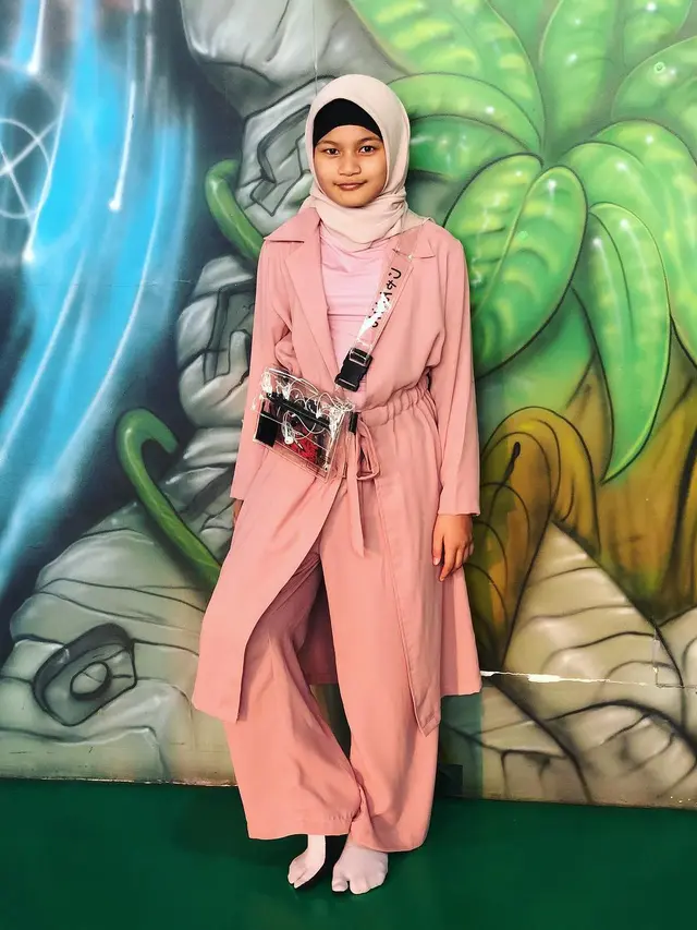 Tak Mau Tampil Terbuka, Ini 7 Potret Anak Seleb dalam Balutan Hijab